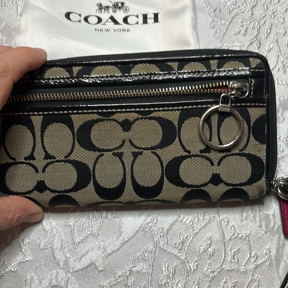 Coach elegant Large signature vintage black patent zip around outside pockets